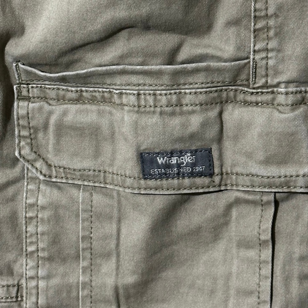 Wrangler Mens Cargo Shorts Bundle 2 Pair Khaki Tan and Camo Size 36 Utility - Picture 5 of 10